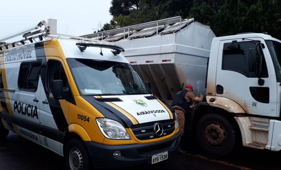 BPRv apreende caminhão com carga de cigarros contrabandeados e placas falsas no Oeste do estado