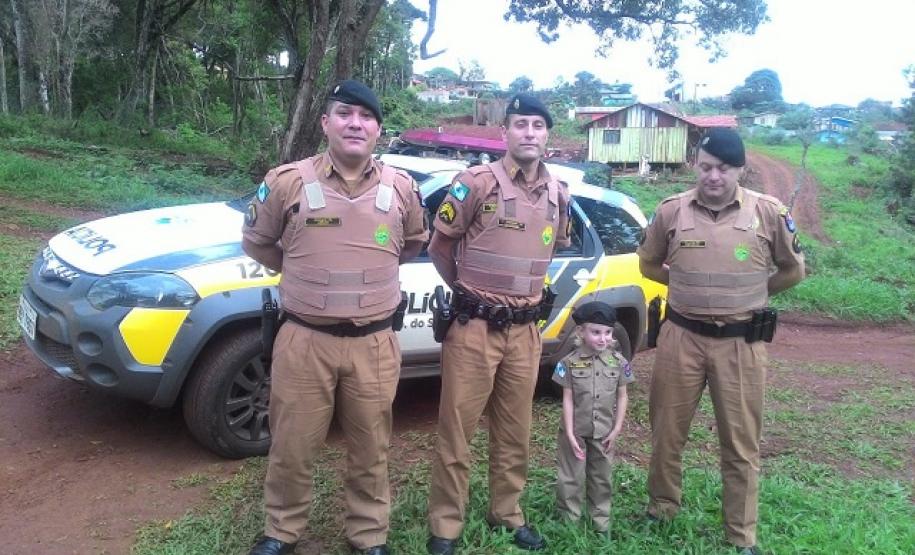 Menina de quatro anos ganha presente de policiais militares do Centro-Sul do Paraná