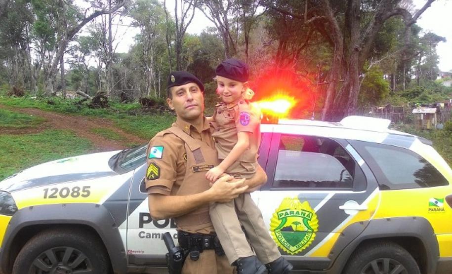 Menina de quatro anos ganha presente de policiais militares do Centro-Sul do Paraná