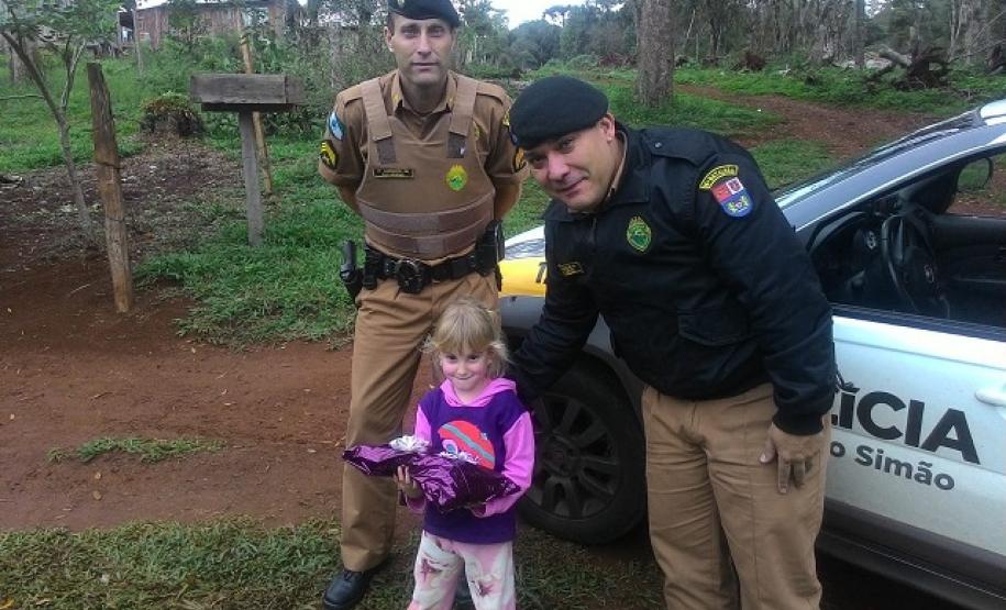 Menina de quatro anos ganha presente de policiais militares do Centro-Sul do Paraná
