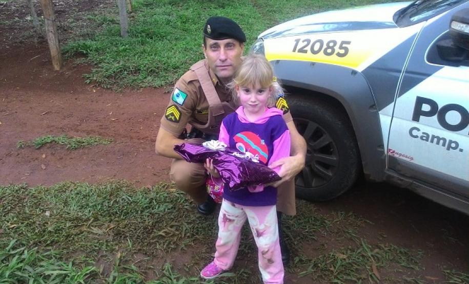 Menina de quatro anos ganha presente de policiais militares do Centro-Sul do Paraná