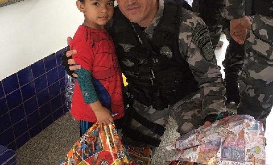 Aproximadamente 150 crianças são presenteadas por policiais militares da região Centro-Sul do Estado