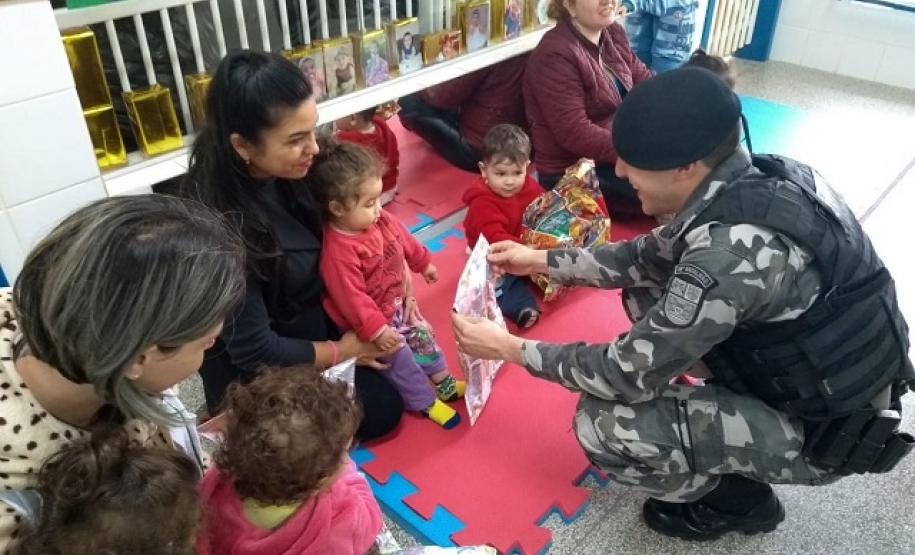 Aproximadamente 150 crianças são presenteadas por policiais militares da região Centro-Sul do Estado