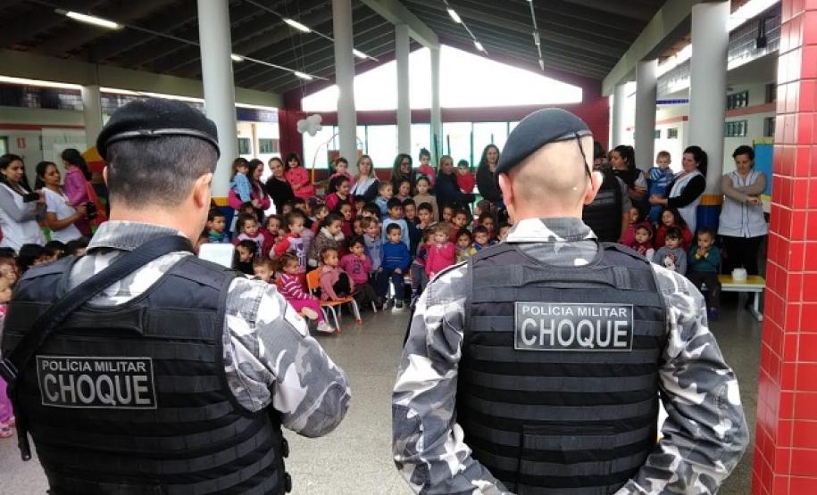 Aproximadamente 150 crianças são presenteadas por policiais militares da região Centro-Sul do Estado