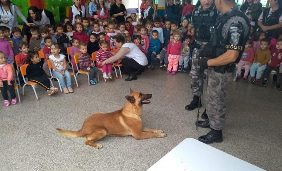 Aproximadamente 150 crianças são presenteadas por policiais militares da região Centro-Sul do Estado