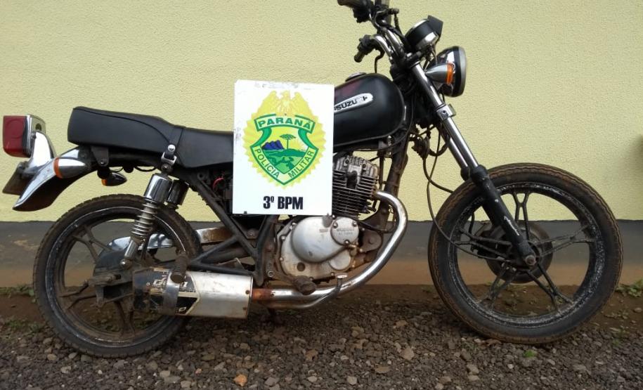 Motocicleta e duas armas são apreendidas e dois homens acabam encaminhados à delegacia no Sudoeste do Estado