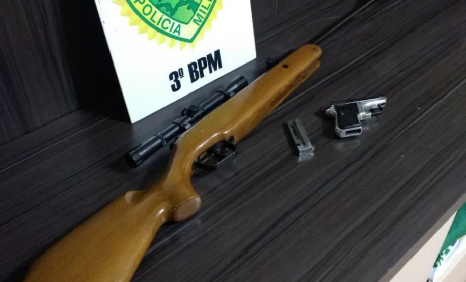 Motocicleta e duas armas são apreendidas e dois homens acabam encaminhados à delegacia no Sudoeste do Estado