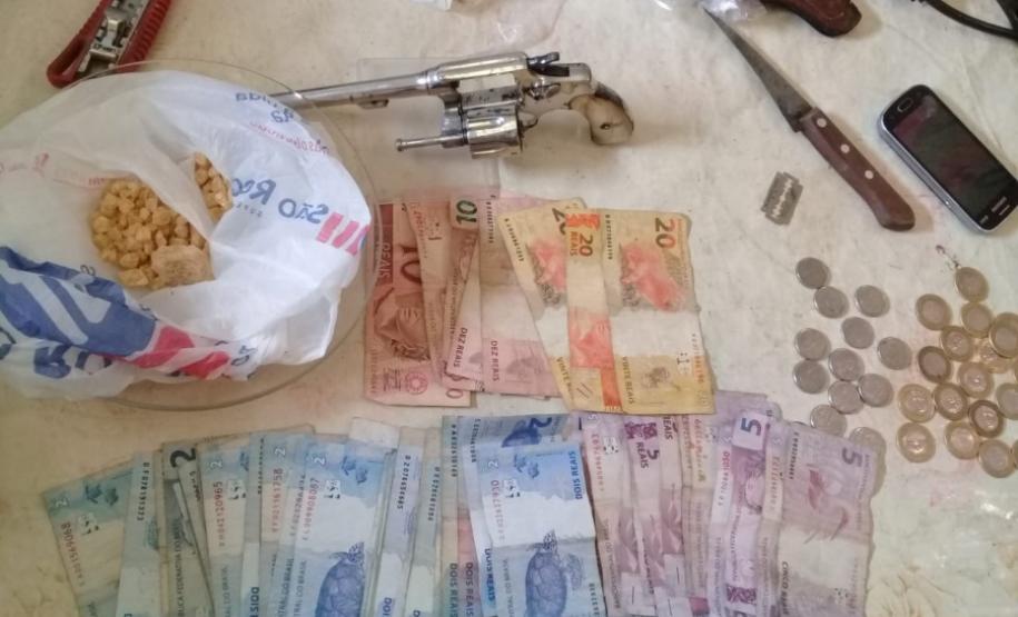 Polícia Militar apreende arma, drogas e dinheiro em Ibiporã (PR); quatro são encaminhados Polícia Militar apreende arma, drogas e dinheiro em Ibiporã (PR); quatro são encaminhados