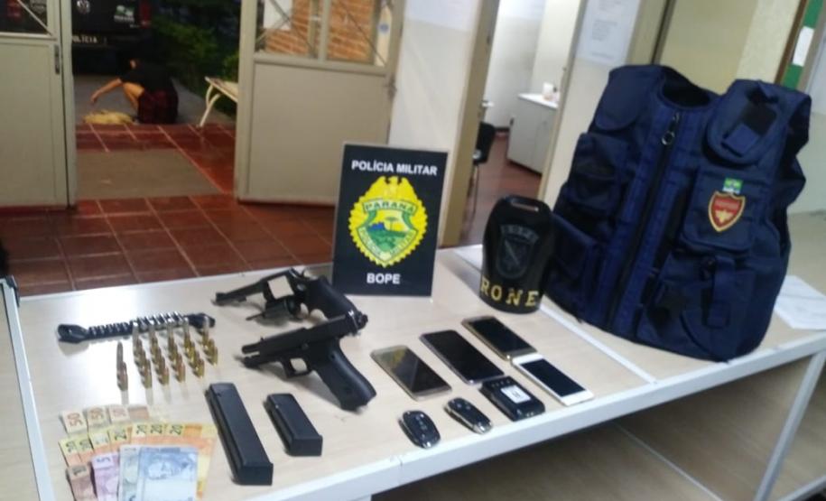 Roubo a supermercado termina com cinco encaminhados, armas e objetos apreendidos em Curitiba Roubo a supermercado termina com cinco encaminhados, armas e objetos apreendidos em Curitiba