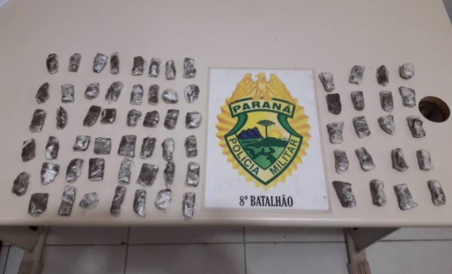 PM encaminha três rapazes por suposto envolvimento com o tráfico de drogas em Paranavaí (PR) PM encaminha três rapazes por suposto envolvimento com o tráfico de drogas em Paranavaí (PR)