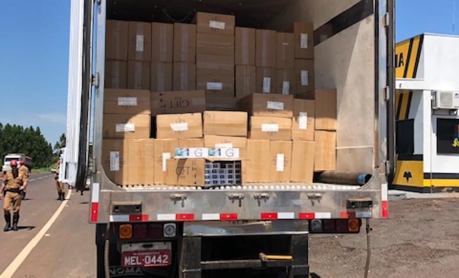 Caminhão com 900 caixas de cigarros contrabandeados é apreendido na PR 323