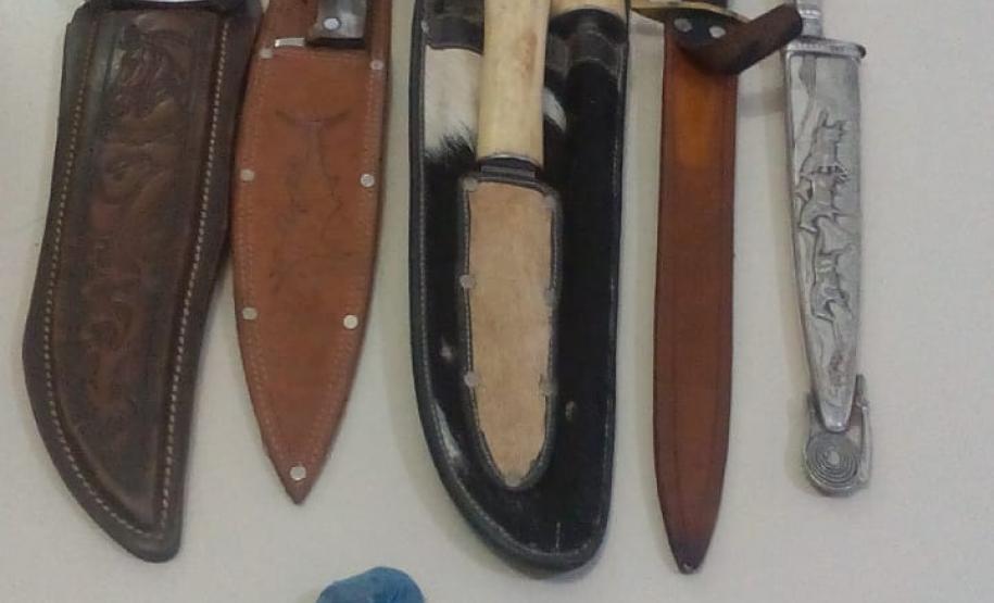 Durante cumprimento de mandados judiciais, PM apreende revólver e encaminha suspeitos à delegacia no Norte Pioneiro