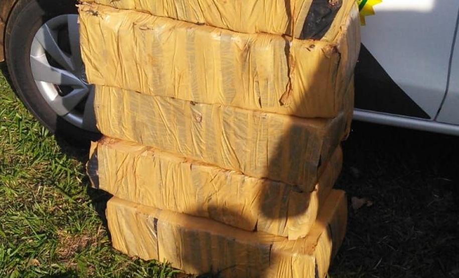 Carro carregado com 90 quilos de maconha é apreendido e motorista encaminhado em Maringá Carro carregado com 90 quilos de maconha é apreendido e motorista encaminhado em Maringá