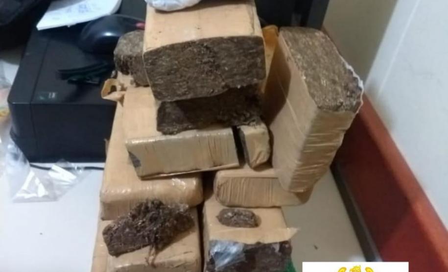 Mais de cinco quilos de maconha são apreendidos pela PM durante abordagem em Wenceslau Braz (PR); suspeitos são encaminhados