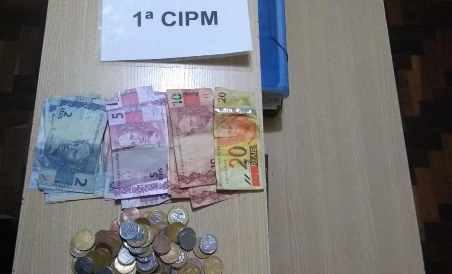 Homem suspeito de praticar roubo é encaminhado pela Polícia Militar de Contenda (PR), no Sudeste do Estado Homem suspeito de praticar roubo é encaminhado pela Polícia Militar de Contenda (PR), no Sudeste do Estado