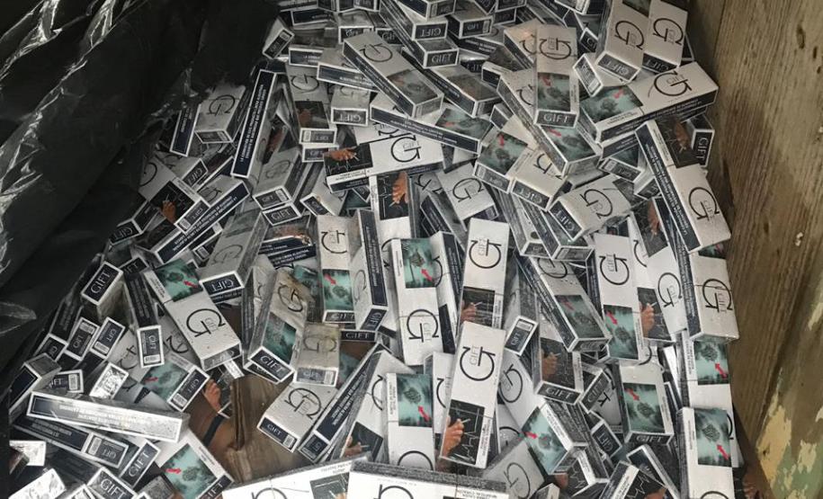 Cerca de 1 mil caixas de cigarros contrabandeados são apreendidas pela PM de Rio Negro (PR); homem é encaminhado Cerca de 1 mil caixas de cigarros contrabandeados são apreendidas pela PM de Rio Negro (PR); homem é encaminhado