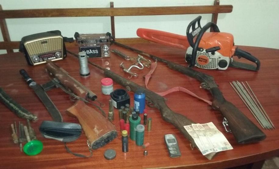 Três armas de fogo e material para fabricação caseira de munição são apreendidos na região centro norte do Paraná