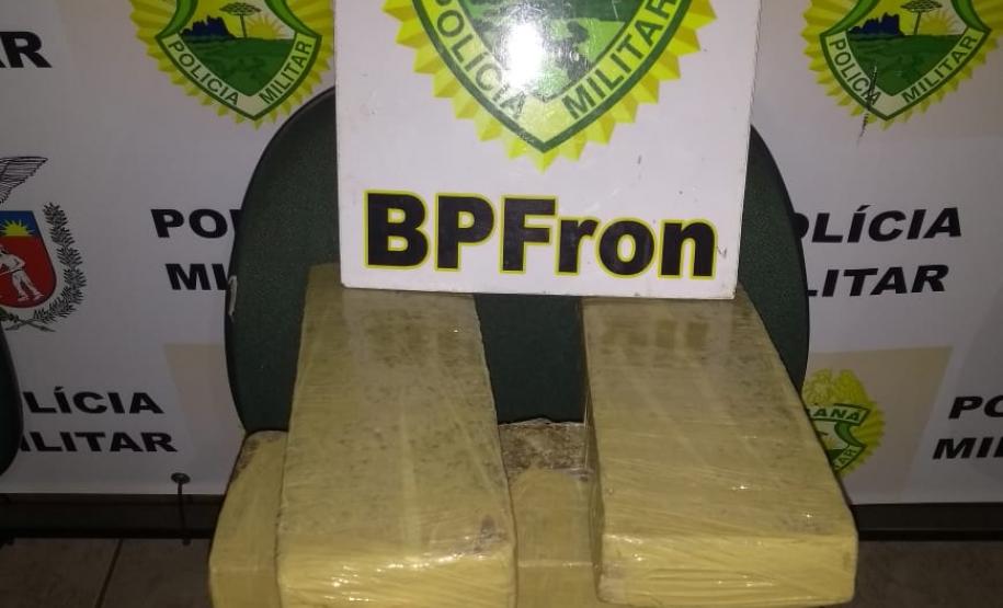 Na Fronteira, policiais militares apreendem drogas e encaminham quatro pessoas à delegacia