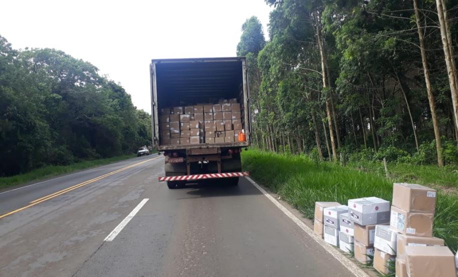 PM de Mauá de Serra recupera carga de caminhão tombado e encaminha casal que tentava saquear os objetos após o acidente