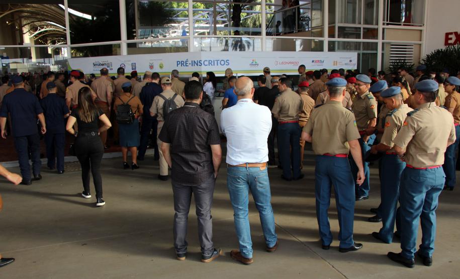 Cerca de 3 mil bombeiros militares de todo o Brasil participam da abertura do XVIII Seminário Nacional de Bombeiros em Foz do Iguaçu, no Paraná