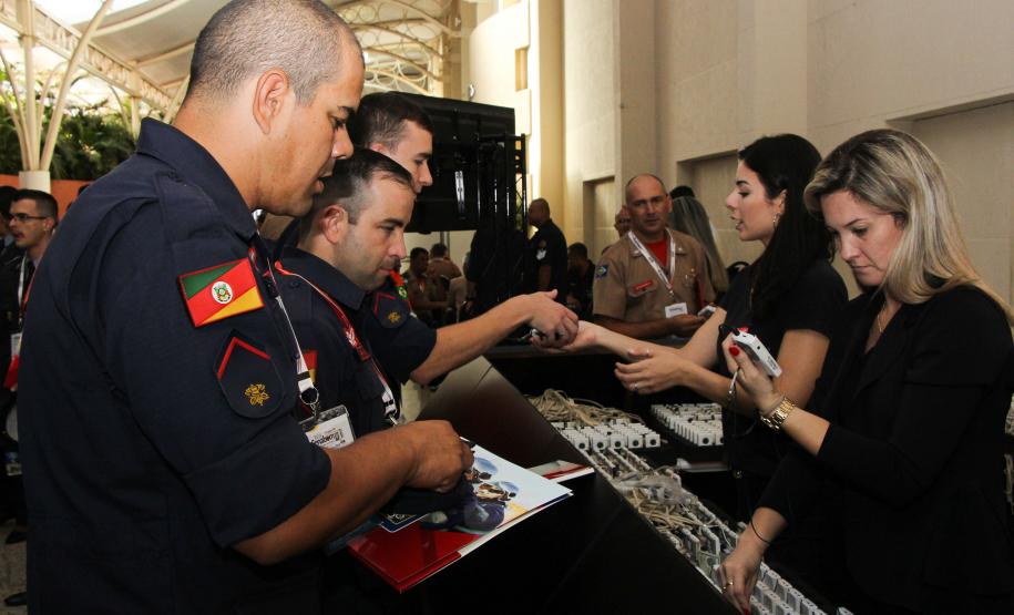 Cerca de 3 mil bombeiros militares de todo o Brasil participam da abertura do XVIII Seminário Nacional de Bombeiros em Foz do Iguaçu, no Paraná Cerca de 3 mil bombeiros militares de todo o Brasil participam da abertura do XVIII Seminário Nacional de Bombeiros em Foz do Iguaçu, no Paraná