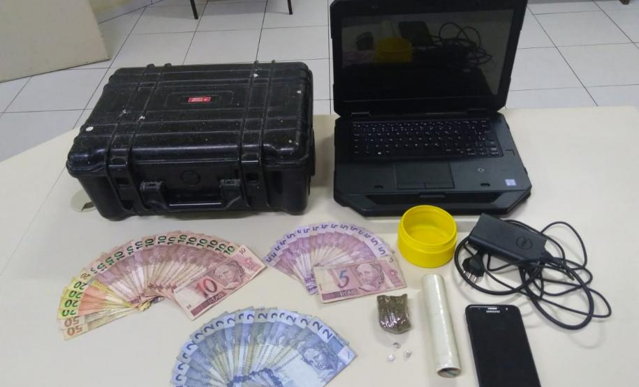 Mulher é encaminhada à delegacia e drogas são apreendidas nos Campos Gerais