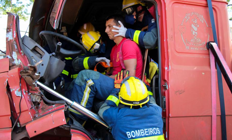 Durante o XVIII SENABOM, curso de Salvamento Veicular mobiliza bombeiros e aperfeiçoa técnicas de resgate de vítimas presas em veículos Durante o XVIII SENABOM, curso de Salvamento Veicular mobiliza bombeiros e aperfeiçoa técnicas de resgate de vítimas presas em veículos