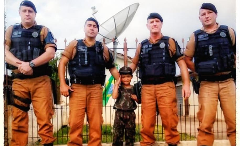 No município de Lapa (PR), pai prepara surpresa para filho e policiais militares participam de festa de aniversário