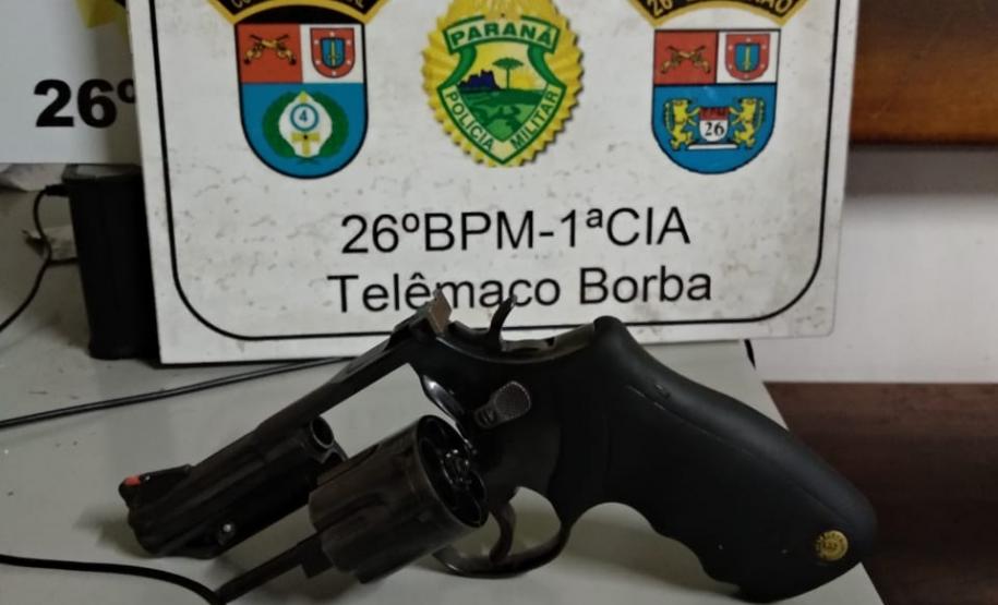 Arma de fogo é apreendida e jovem encaminhado à delegacia em Telêmaco Borba (PR)