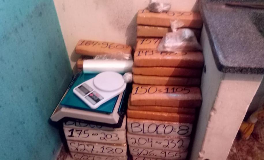 Denúncia leva PM a apreender mais de 80 quilos de maconha em Londrina (PR)