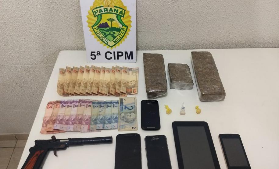 Ponto de tráfico de drogas é desmantelado pela PM de Cianorte (PR) e dois rapazes são encaminhados