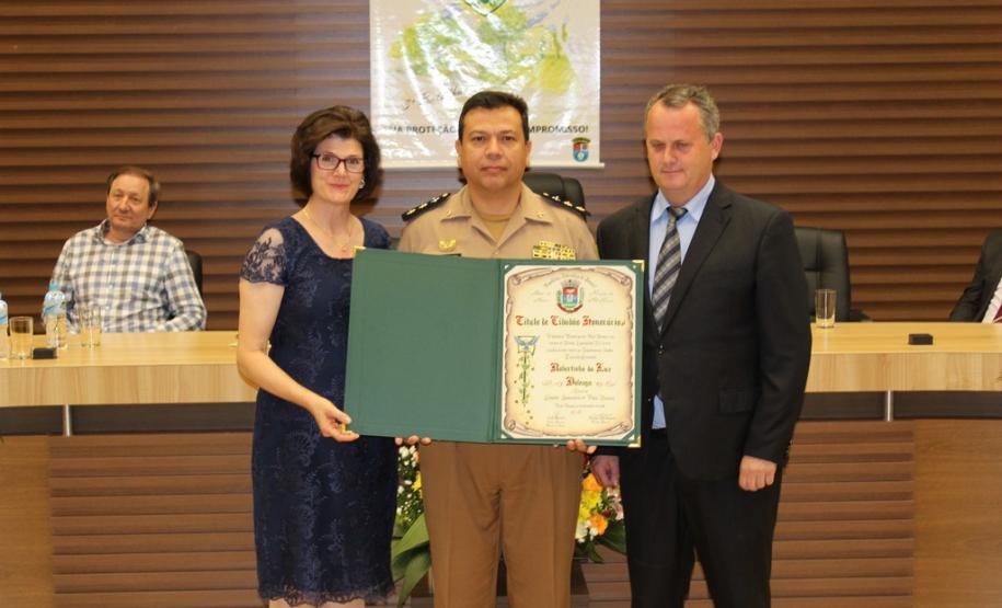 Vereadores de Pato Branco concedem ao tenente-coronel Dolenga o título de cidadão honorário