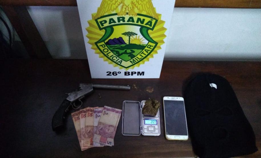 Drogas, dinheiro, munições e uma arma de fogo são apreendidas pela Polícia Militar nos Campos Gerais