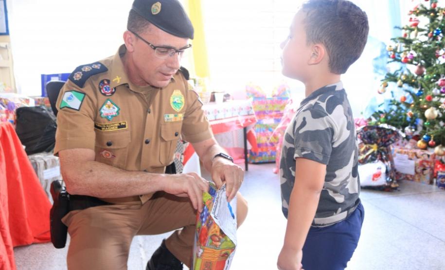 Crianças recebem presentes de natal em ação solidária da PM na Capital paranaense