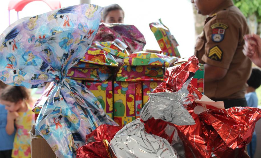 PM doa brinquedos e faz a alegria de alunos do bairro Fazendinha, em Curitiba PM doa brinquedos e faz a alegria de alunos do bairro Fazendinha, em Curitiba