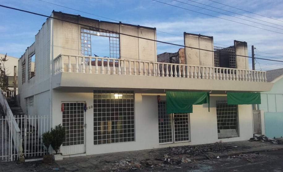 Idosa é salva de incêndio por policiais militares em Irati (PR), no Centro-Sul do estado