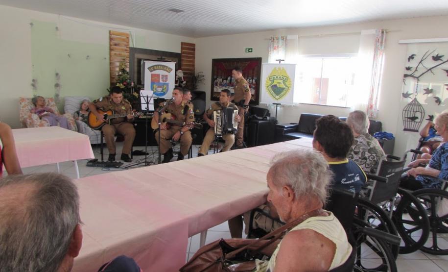 Batalhão da PM faz visita a idosos do Lar São Vicente de Paulo em Apucarana (PR)