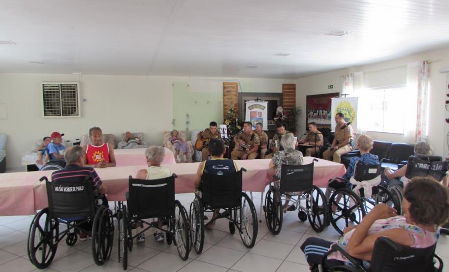 Batalhão da PM faz visita a idosos do Lar São Vicente de Paulo em Apucarana (PR)