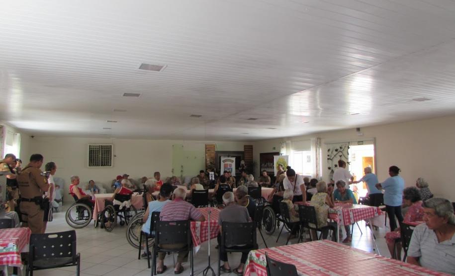 Batalhão da PM faz visita a idosos do Lar São Vicente de Paulo em Apucarana (PR)