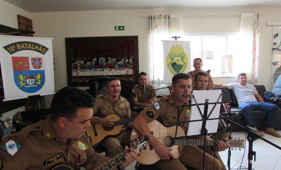 Batalhão da PM faz visita a idosos do Lar São Vicente de Paulo em Apucarana (PR)
