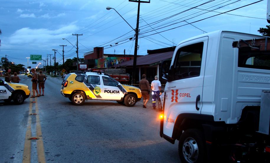 PM age rápido e recupera caminhão Furtado que fugiu e bateu em poste, em Matinhos