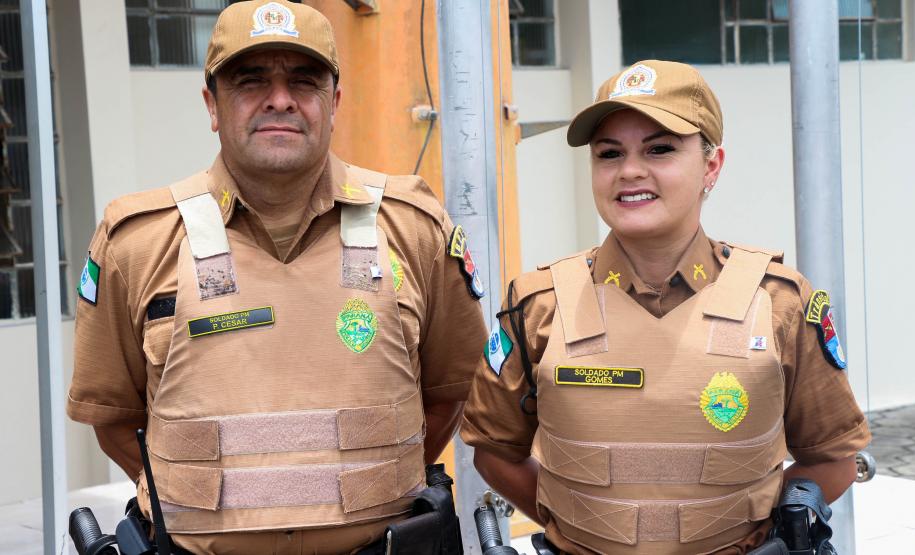 Policiais militares localizam mulher que se perdeu da família e pediu ajuda no litoral Policiais militares localizam mulher que se perdeu da família e pediu ajuda no litoral