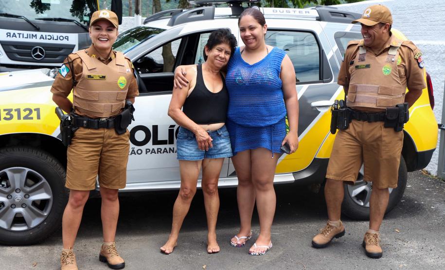 Policiais militares localizam mulher que se perdeu da família e pediu ajuda no litoral Policiais militares localizam mulher que se perdeu da família e pediu ajuda no litoral