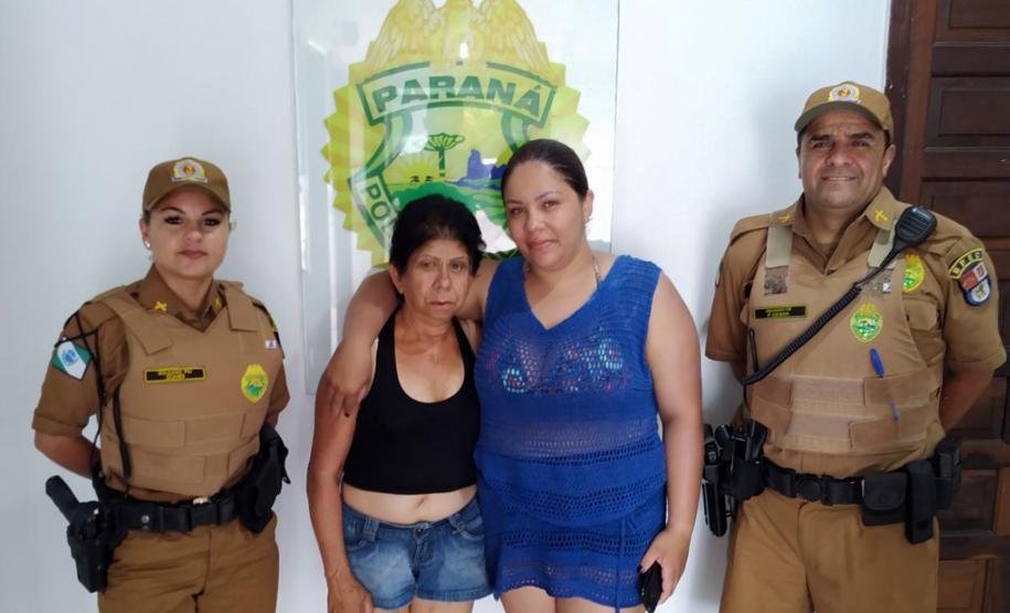 Policiais militares localizam mulher que se perdeu da família e pediu ajuda no litoral Policiais militares localizam mulher que se perdeu da família e pediu ajuda no litoral