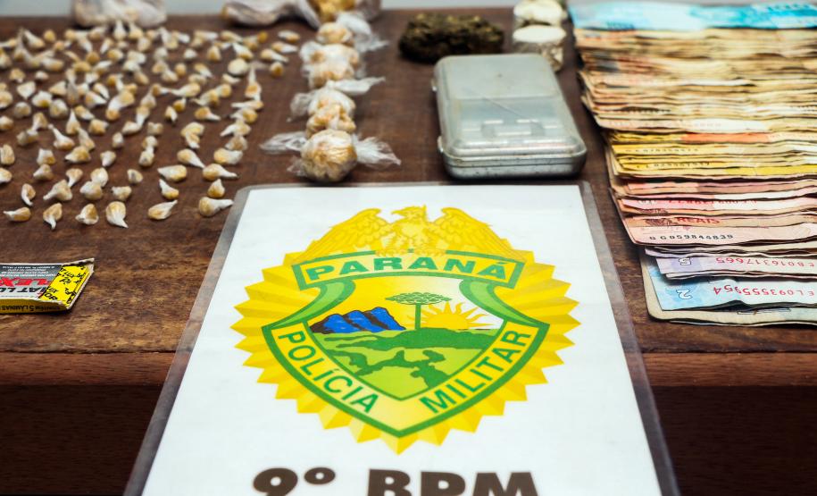 Mais de 400 pedras de crack e mais de R$ 2,2 mil são apreendidos pela PM e dois são presos Mais de 400 pedras de crack e mais de R$ 2,2 mil são apreendidos pela PM e dois são presos