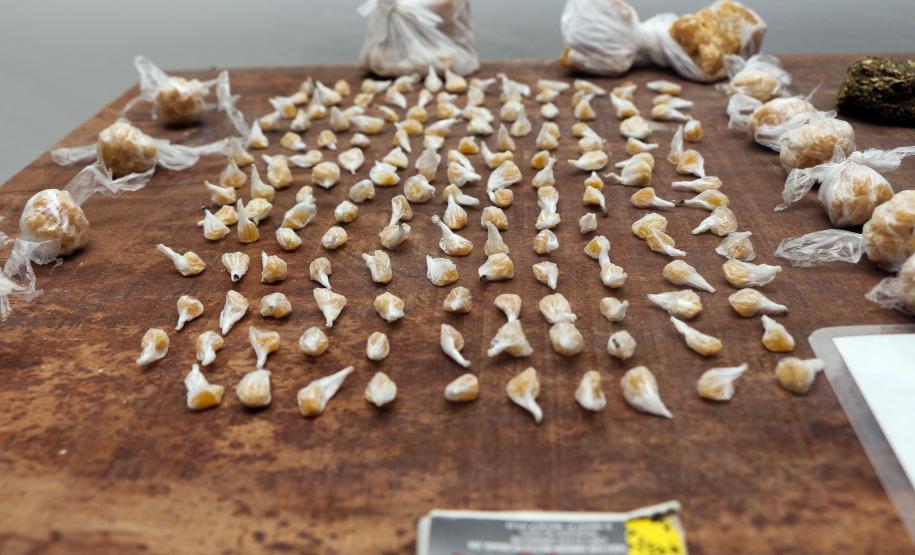 Mais de 400 pedras de crack e mais de R$ 2,2 mil são apreendidos pela PM e dois são presos Mais de 400 pedras de crack e mais de R$ 2,2 mil são apreendidos pela PM e dois são presos