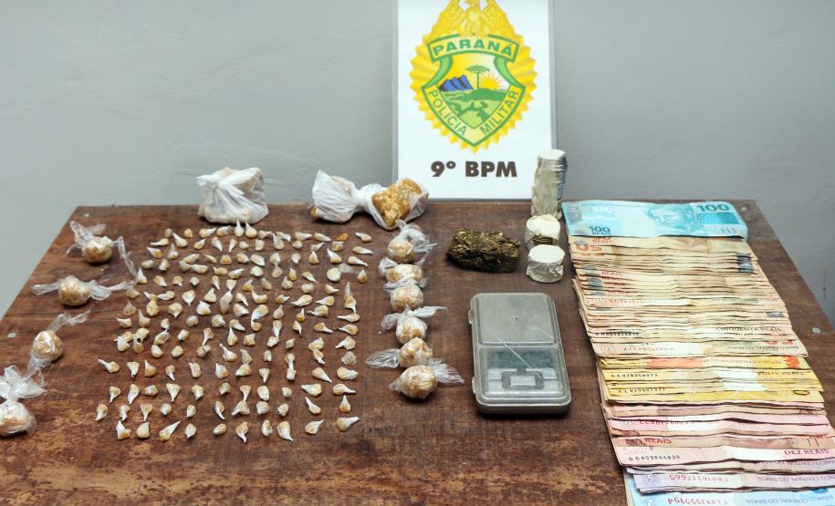 Mais de 400 pedras de crack e mais de R$ 2,2 mil são apreendidos pela PM e dois são presos Mais de 400 pedras de crack e mais de R$ 2,2 mil são apreendidos pela PM e dois são presos