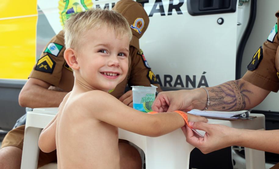 Matinhos, 24 de dezembro de 2018. Entrega de Pulseirinhas
