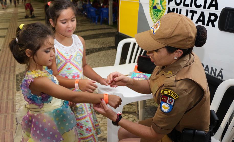 Matinhos, 25 de dezembro de 2018. Operação Verão Paraná 2018/2019 - Entrega de Pulseirinhas na Orla