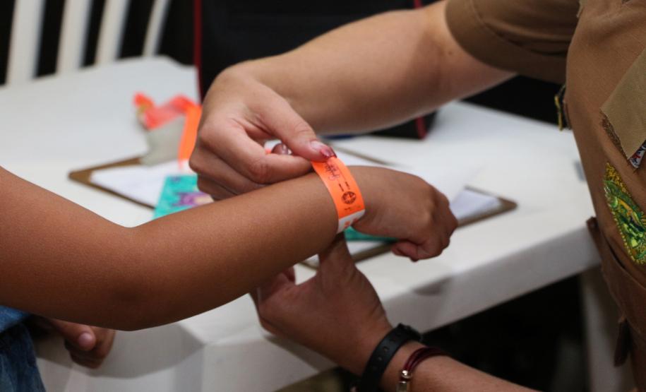 Matinhos, 25 de dezembro de 2018. Operação Verão Paraná 2018/2019 - Entrega de Pulseirinhas na Orla